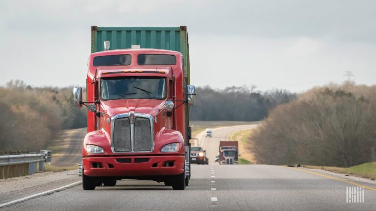 camion de carga en carretera rural