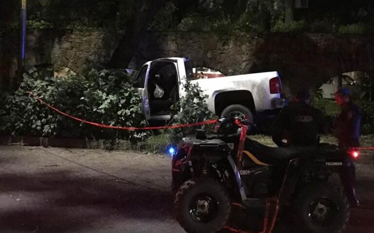 camioneta accidentada en carretera oscura