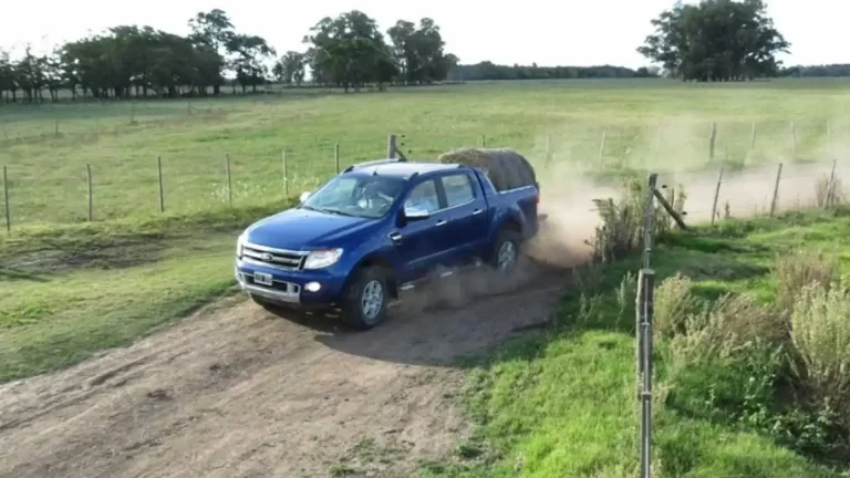 camioneta ford ranger en un camino rural