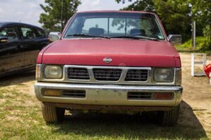 camioneta nissan clasica en un paisaje