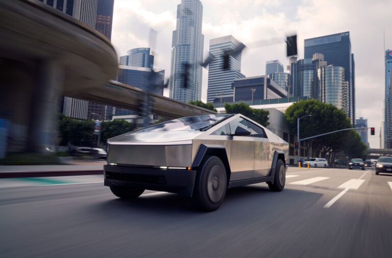 camioneta tesla model y en paisaje urbano