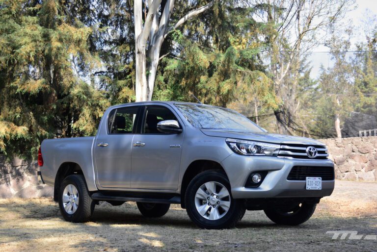 camioneta toyota hilux en carretera mexicana