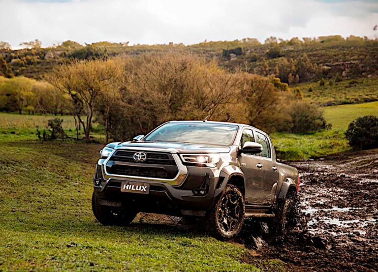 camioneta toyota hilux en paisaje natural