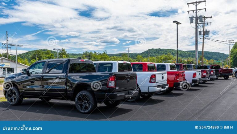 camionetas ram estacionadas en un concesionario