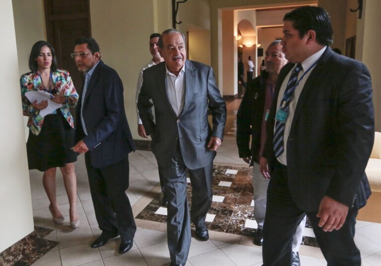 Qué enseñanzas ofrece Carlos Slim para aprender y emprender 16 carlos slim en una reunion de negocios