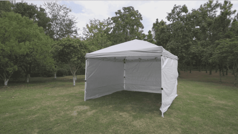 Cómo puedo lavar adecuadamente una carpa sin dañarla 3 carpa desplegada en un entorno natural