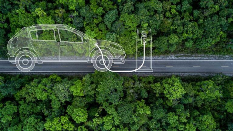 carretera con carga de vehiculos electricos