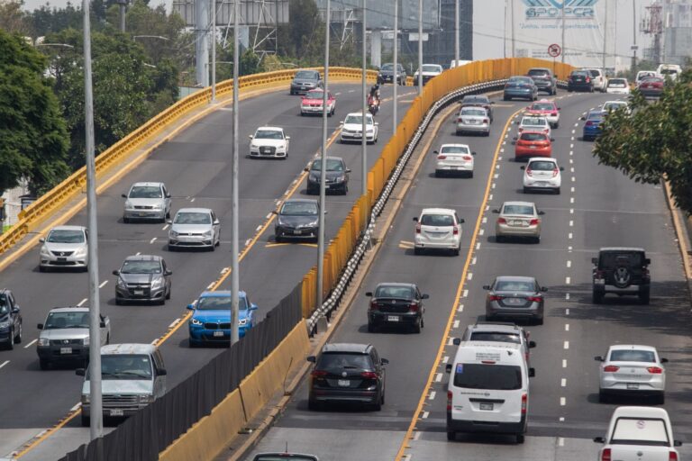 carreteras mexicanas con vehiculos en movimiento