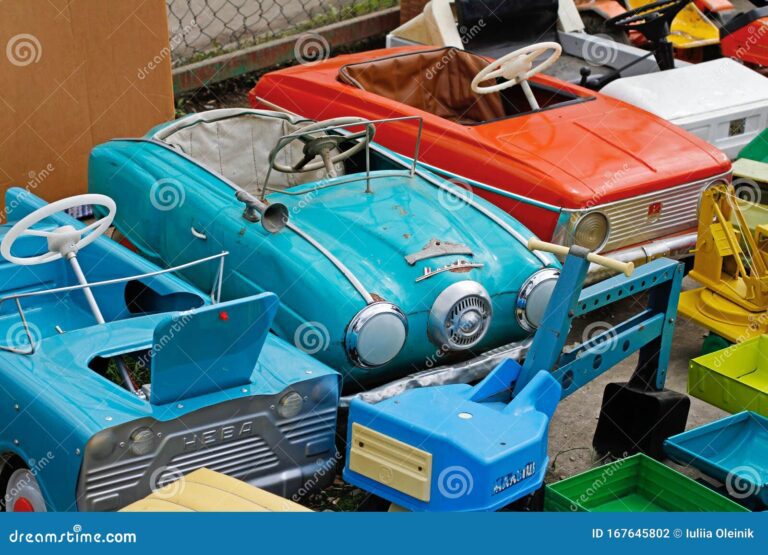 carro antiguo en un mercado de pulgas