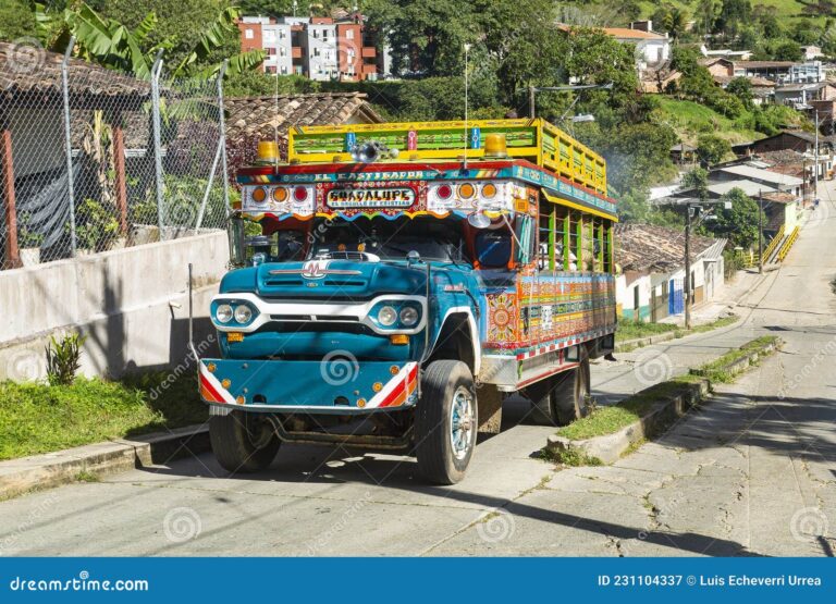 carro colorido en una carretera colombiana