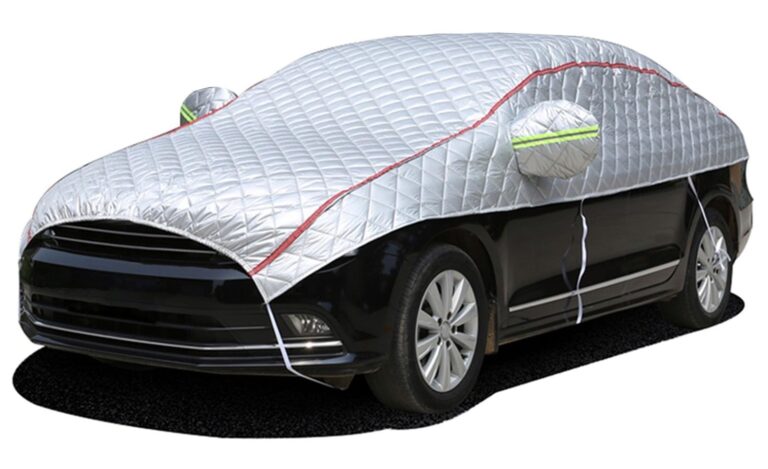 carro cubierto con lona protectora