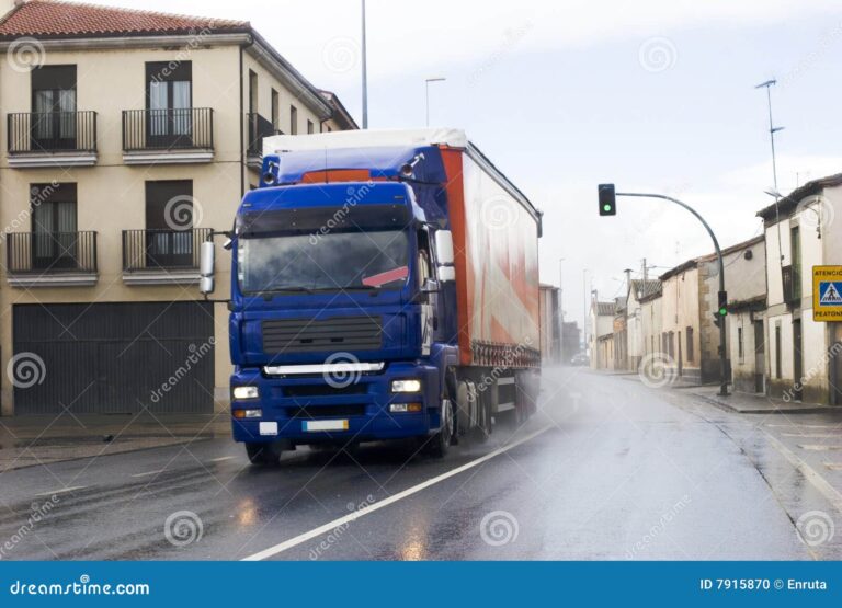 carro de entrega en una calle urbana