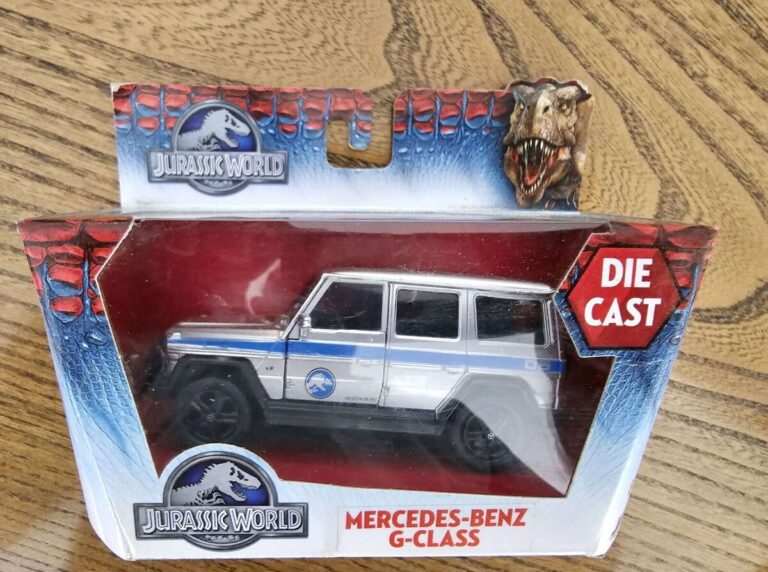 carro de juguete mercedes benz en parque