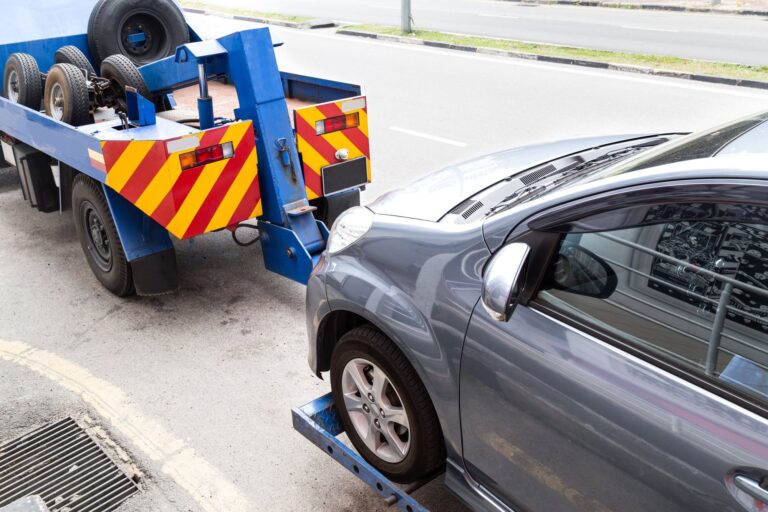 carro estacionado frente a una oficina de registro
