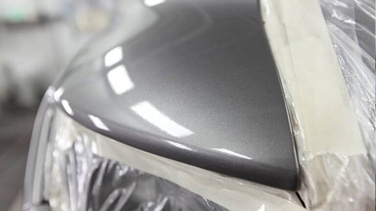 carro gris brillante bajo la luz