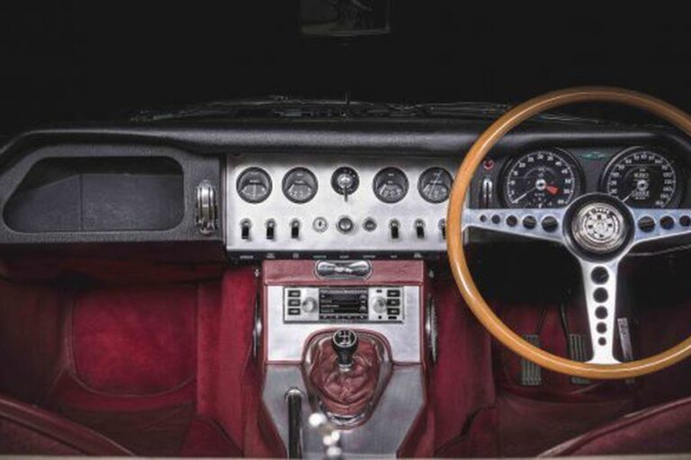 Por qué los carros en Inglaterra tienen el volante a la derecha 24 carro ingles con volante a la derecha