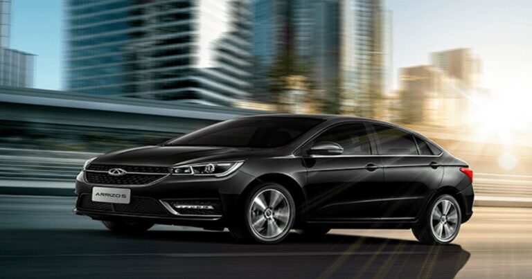 carro moderno en una ciudad urbana