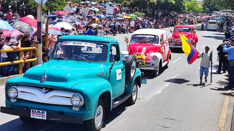 carros antiguos en un desfile colorido