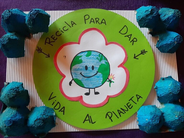 cartel creativo hecho con materiales reciclados