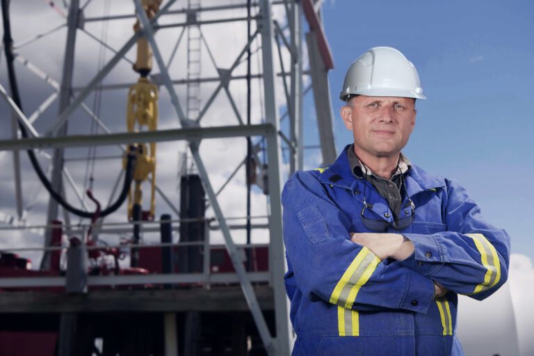 cascos de seguridad de ala ancha en uso