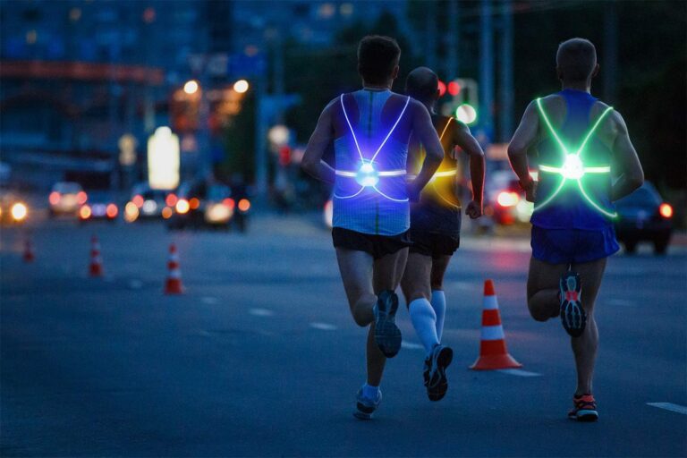 chaleco reflectivo en carretera iluminada