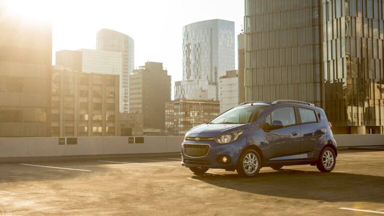 chevrolet beat en carretera con paisaje