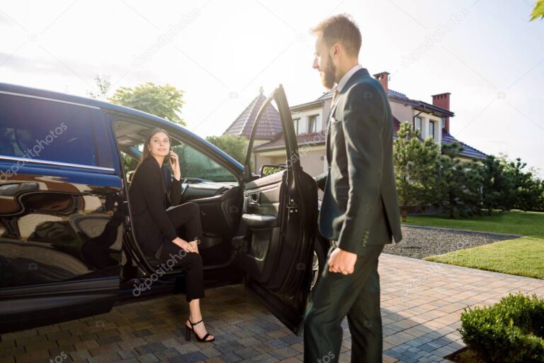 choferes en un auto esperando trabajo