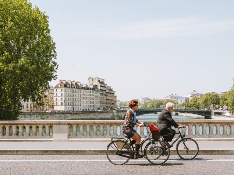 ciclistas disfrutando de un camino urbano