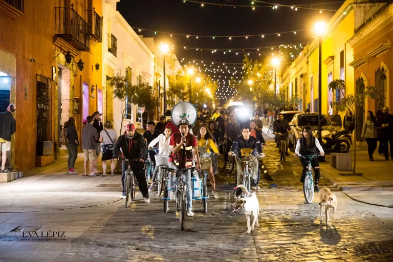 ciclistas disfrutando un paseo en oaxaca
