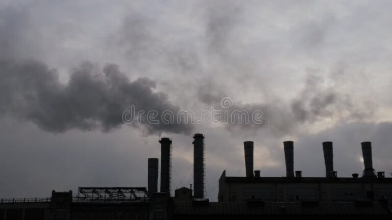 cielo gris con humo y fabricas