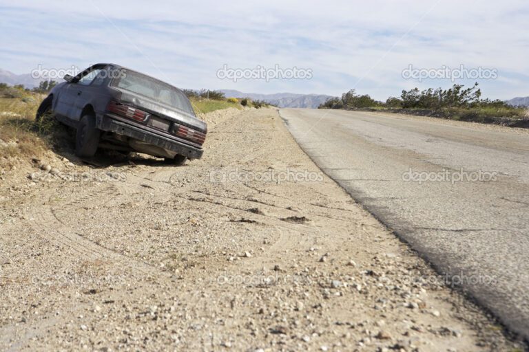coche abandonado en una carretera desierta