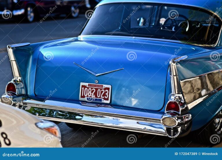 coche antiguo con placa de ano visible