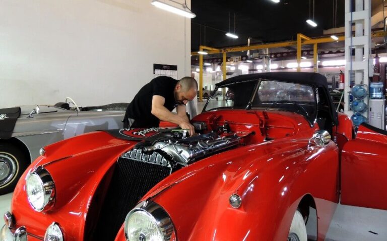 coche antiguo en un taller mecanico