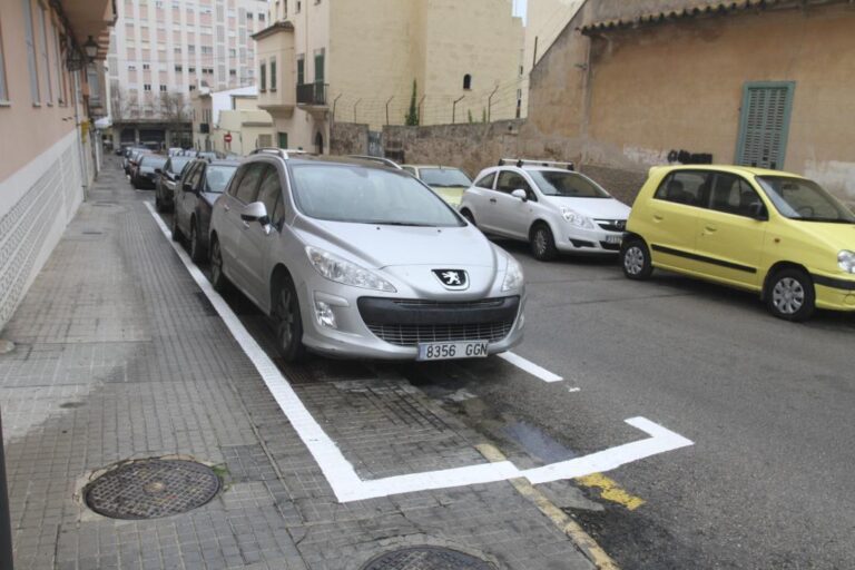 coche aparcado en la acera