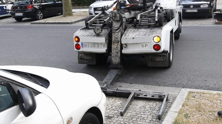 Es posible apelar una multa de tránsito por "la araña" injustamente 24 coche atrapado por grua en la calle