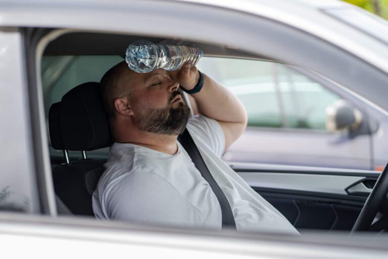 coche bajo el sol ardiente