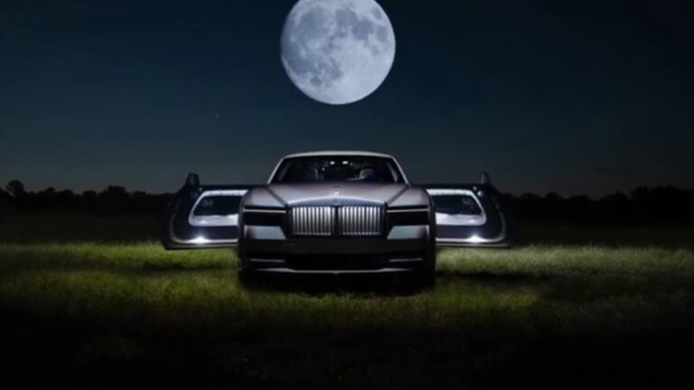 coche brillante bajo la luz del sol