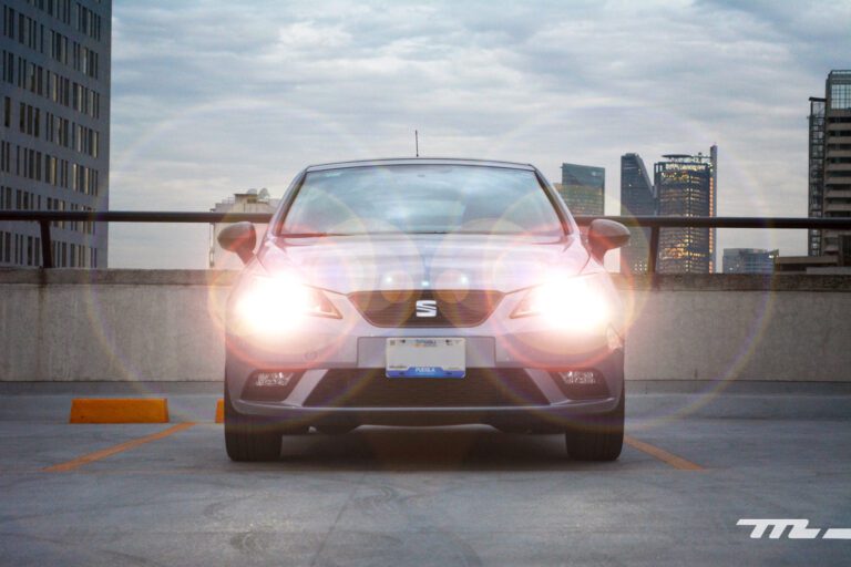 coche con luces encendidas de dia