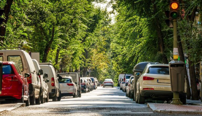 Por qué mi carro se acelera solo cuando está en parking 8 coche con motor encendido en parking