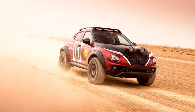 coche de rally en accion en el desierto