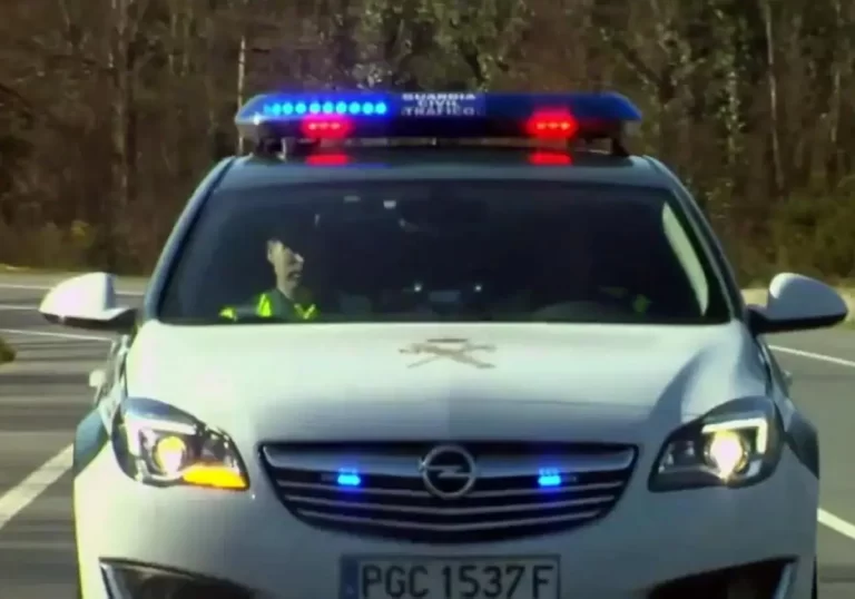coche detenido con luces de policia