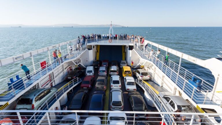 coche embarcando en un ferry