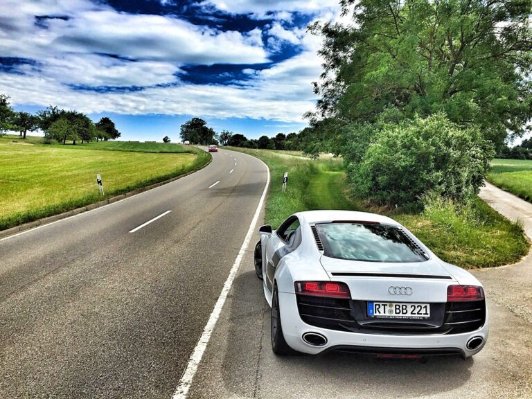 coche en carretera con paisaje de fondo 1