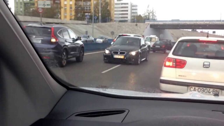 coche en sentido contrario en la carretera