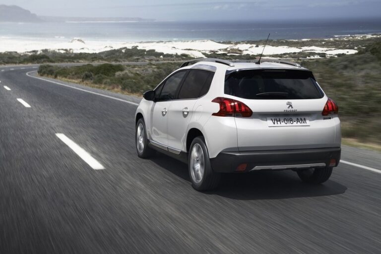 coche en una calle mexicana tranquila