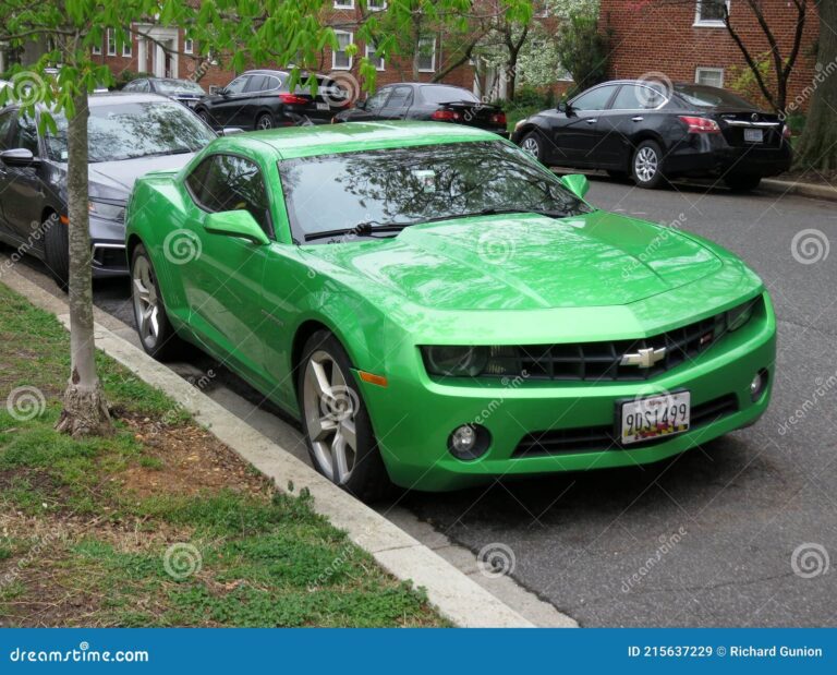 coche estacionado en una calle tranquila