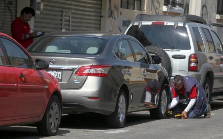 Cuánto debo pagar por mi carro en Jalisco y cómo saberlo 11 coche estacionado en una carretera de jalisco
