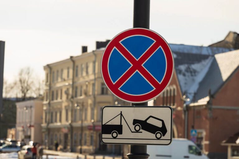 coche estacionado junto a senal de prohibido