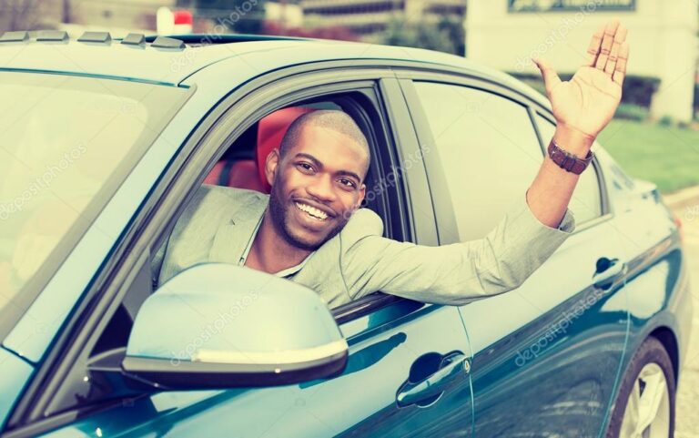 coche moderno con conductor feliz