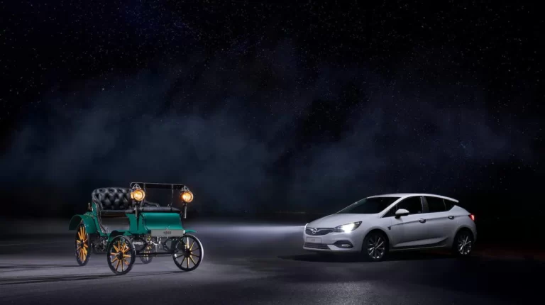 coche moderno en una ciudad iluminada